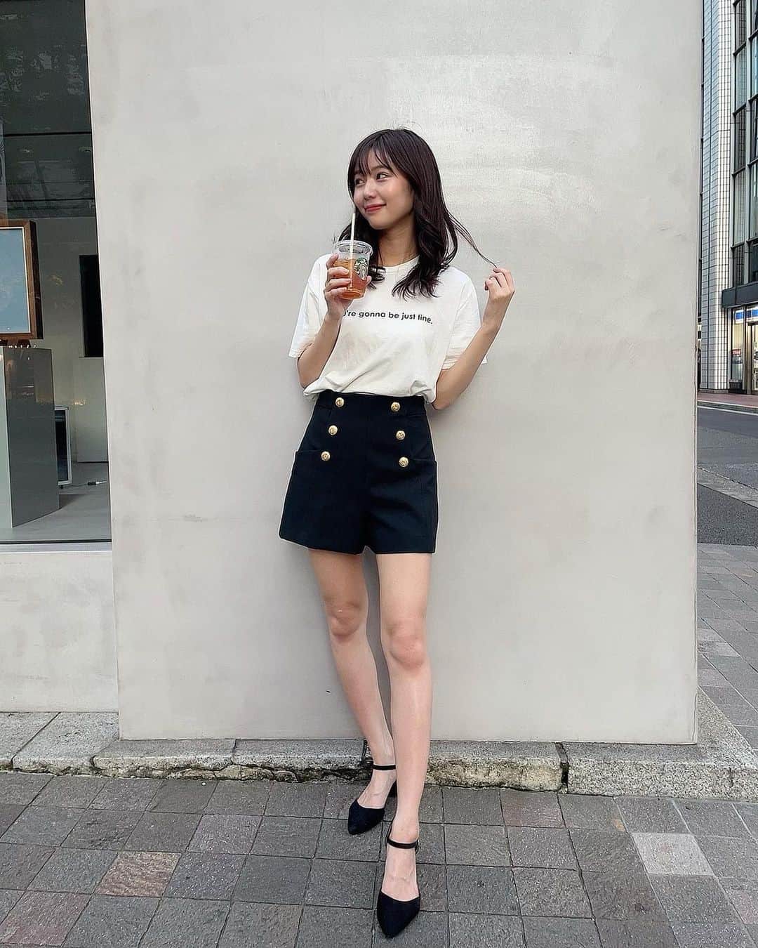 杉浦みずきのインスタグラム：「. 夏は生脚だしてこやぁ🌻 （だから焼ける） 毎日海行きたいしか言ってへん ・ ・ #ootd #私服 #夏服  ※撮影のみマスクを外してます」