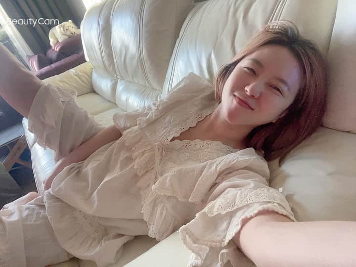 鄭茵聲のインスタグラム：「又把自拍按成錄影 那就直接發吧 剛好可以記錄一下 自己可以愚蠢幾次 已經很多次了 腦子不好使 你們在家都在幹嘛？」