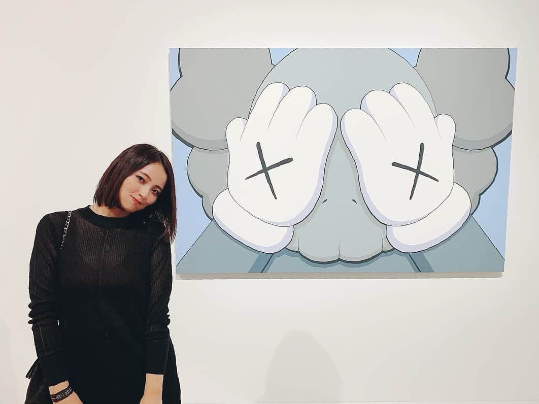 水崎綾女さんのインスタグラム写真 - (水崎綾女Instagram)「peek a boo... #kaws #kawstokyofirst  #Duo #cleansing #photo #photography  @kaws  @kaws_tokyo_first  @duo_cosme」7月20日 19時30分 - misakiayame