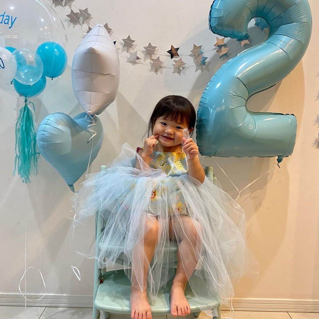 関本賢太郎のインスタグラム：「娘が2歳の誕生日を迎えました🎉 おてんば娘💦やんちゃ娘💦 おもしろ娘💦ワガママ娘💦 あげ出したら切りがないほど色々な顔をする娘😅 お父さんは日々の成長に細い目がさらにさらに細くなりそう😌  #誕生日 #ハッピーバースデー #2歳 #女の子 #娘 #手作りケーキ #手作りカレー #フルーツ #グルテンフリー #アレルギー #米粉」