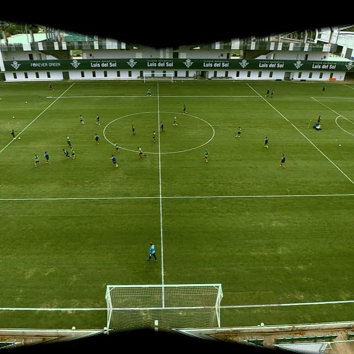 クリスティアン・テージョのインスタグラム：「Entra toda? 😱😂🚀🤪 #PuesYaEstaría #preseason  @realbetisbalompie」