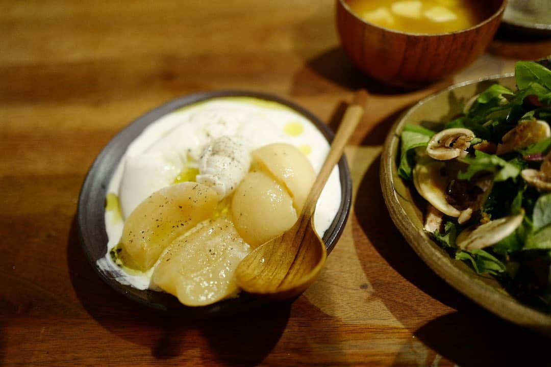 安田美沙子さんのインスタグラム写真 - (安田美沙子Instagram)「昨日の晩ごはん。  夏野菜ばかりを使ったごはんは、お口に合った様で、我が家のメンズ達完食してくれました🤍  最近良く作る、テラスのローズマリーのベイクドポテト。鎌倉のお友達がくれた新じゃがが甘みがあって美味しーい✨  🌽ごはんは、お酒と塩だけのシンプルな味付け。  ケールとマッシュルームサラダは、からすみをかけてみました。  ママ友から頂いたブラータは、桃缶にオリーブオイル、塩胡椒。溢れそう。笑  かぼちゃのお味噌汁も完売。  最後の一枚はうずらの目玉焼きを乗せています🍳  #二階堂明弘 さんの器、繊細で素敵だなぁ☺️✨ スリップウェアも可愛い。  #みさこクッキング　#夏野菜　#旬　#完食　#夢中で食べてくれてありがとう」7月20日 10時59分 - yasuda_misako