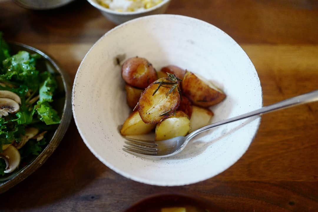 安田美沙子さんのインスタグラム写真 - (安田美沙子Instagram)「昨日の晩ごはん。  夏野菜ばかりを使ったごはんは、お口に合った様で、我が家のメンズ達完食してくれました🤍  最近良く作る、テラスのローズマリーのベイクドポテト。鎌倉のお友達がくれた新じゃがが甘みがあって美味しーい✨  🌽ごはんは、お酒と塩だけのシンプルな味付け。  ケールとマッシュルームサラダは、からすみをかけてみました。  ママ友から頂いたブラータは、桃缶にオリーブオイル、塩胡椒。溢れそう。笑  かぼちゃのお味噌汁も完売。  最後の一枚はうずらの目玉焼きを乗せています🍳  #二階堂明弘 さんの器、繊細で素敵だなぁ☺️✨ スリップウェアも可愛い。  #みさこクッキング　#夏野菜　#旬　#完食　#夢中で食べてくれてありがとう」7月20日 10時59分 - yasuda_misako