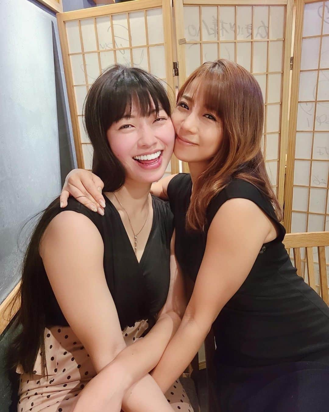 小田飛鳥さんのインスタグラム写真 - (小田飛鳥Instagram)「奇跡のレベル40華彩なな（@nanakasai）さんのバースデーお祝いで六本木のかき心さんへ🦪 ななさんの牡蠣の食べ方、はむはむって音がしそうで好きです🐹 これからも可愛いキラキラお姉さんで居て下さい〜❣️ #bgmがあつ森 #素面でこれ #牡蠣吸い #牡蠣 #oyster #華彩なな さん #かき心 さん #japanesegirls」7月20日 11時54分 - asuka_oda_0320