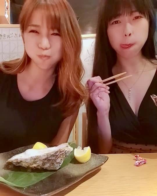 小田飛鳥のインスタグラム：「奇跡のレベル40華彩なな（@nanakasai）さんのバースデーお祝いで六本木のかき心さんへ🦪 ななさんの牡蠣の食べ方、はむはむって音がしそうで好きです🐹 これからも可愛いキラキラお姉さんで居て下さい〜❣️ #bgmがあつ森 #素面でこれ #牡蠣吸い #牡蠣 #oyster #華彩なな さん #かき心 さん #japanesegirls」