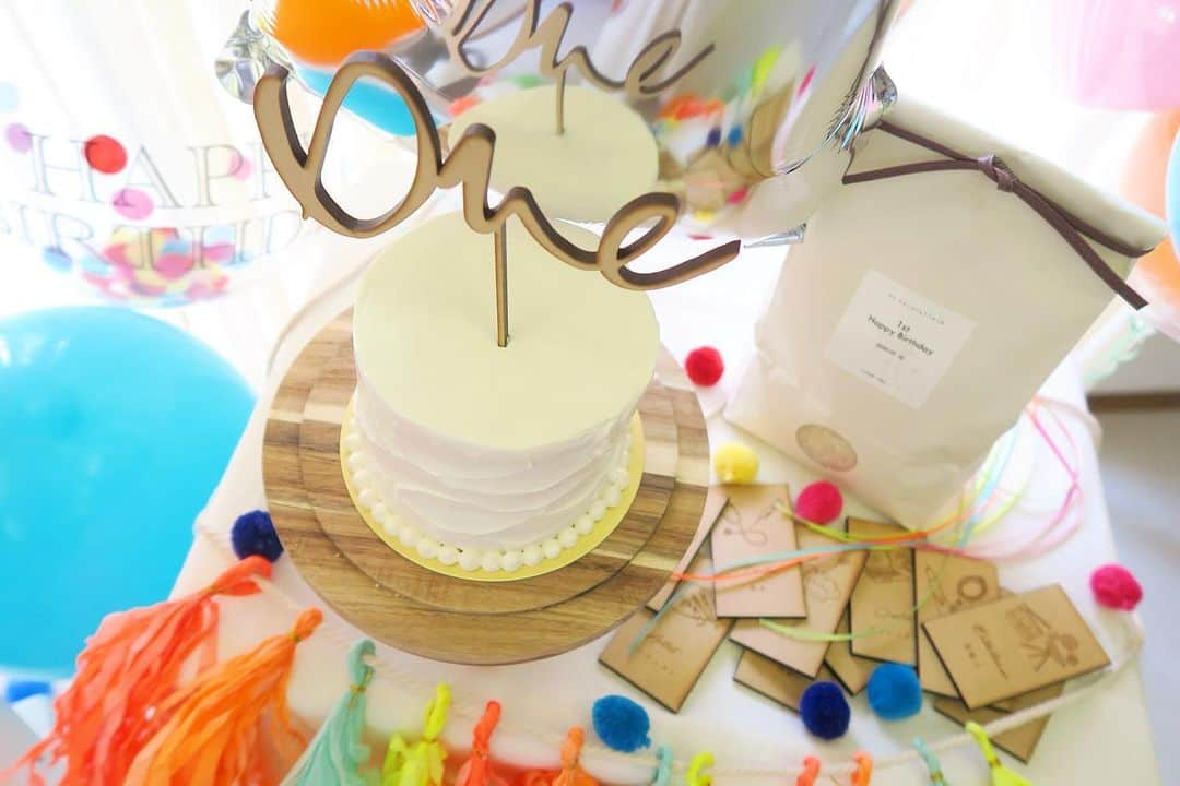 Mai Wakimizuさんのインスタグラム写真 - (Mai WakimizuInstagram)「お誕生日で使ったあれやこれやをご紹介させて下さい♡(安心して下さい、お誕生日ネタはこれがラストです。笑) ✔︎スマッシュケーキは愛さん @berry_aiにイメージを送ってオーダしました♡見た目はシンプル、その代わり中にはフルーツモリモリ♡味は息子仕様に甘くないやつ。 ✔︎トッパーはお馴染みthreem @threem.officialのもの。"1“や"happy birthday"と迷ったけど分かりやすくて存在感のある"one"にしました♡これだけで可愛さ100倍なるから絶対に欠かせない♡ ✔︎一升米は dn naturalfarm @dnnaturalfarmのもの。今回ご縁あってとっても素敵な一升米に出会えました。本来だと一升餅だけど、お米だと毎日食べるものだしイベントが終わった後でも実用性あって有難い。名前や生年月日、体重や顔写真まで入れられるので特別な日にぴったり♡私はゲストのお土産用もお願いしました＼(^o^)／ ✔︎そしてバルーンはballoon ballon @balloonballoon81で。とにかくカラフルに子供っぽくで揃えました♡ガーランドもこちらで♡ 選び取りのカードはsaorinの息子君のお下がりを譲ってもらいました♡ #1歳お誕生日#スマッシュケーキ#ケーキトッパー#threem#一升米#dnnaturalfarm#バルーン#balloonballoon#選び取り#1stbirthday」7月20日 12時06分 - wakkin__m