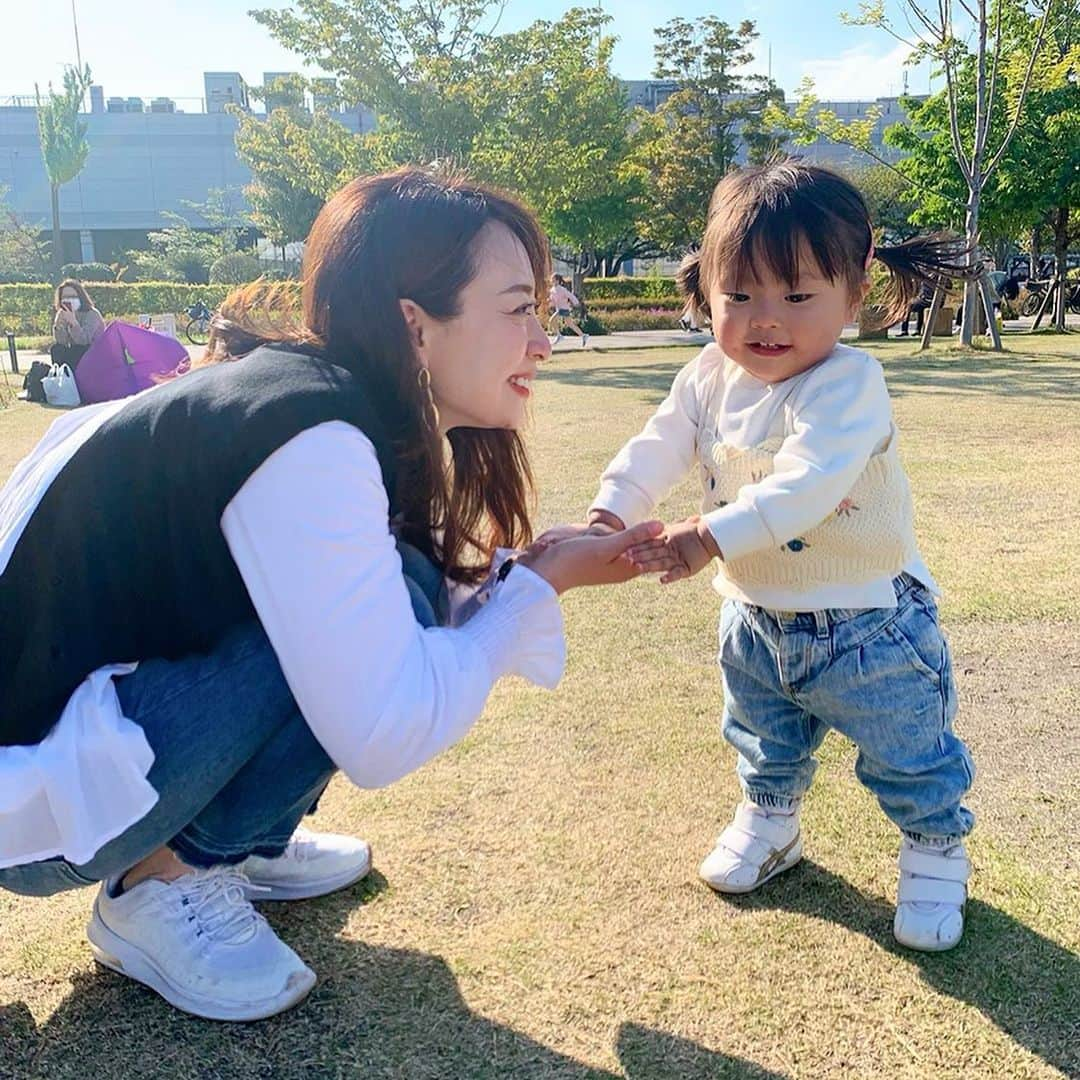 磯部奈央さんのインスタグラム写真 - (磯部奈央Instagram)「ピクニック⛱☀️ . まだ長袖着てるくらいの、だーーーいぶ時差投稿ですが、いつもの仲良しメンバーでピクニックしてました🌳 . 娘もまだ、気持ち幼いけど、ビーバー前歯で楽しそうに笑うこの写真が大好き😆🤍 . お外で食べるお弁当は、格段に美味しいような娘🍱 食後のサッカーも、スプーンだけは離しません😂  この時は、ワンちゃんと近くで触れ合うのも初めてで、田中家のシャルルさんとドキドキのふれあいでした👧🏻🐶 . たくさん、娘の笑顔が見れた日だったな❣️もっと色んなところに連れて行ってあげたいのになぁ…😫🤍 . . . #ピクニック #家族 #仲良しメンバー #思い出投稿 #1歳7ヶ月 #ママライフ #女の子ママ #12月生まれ #成長記録 #育児記録 #娘」7月20日 12時29分 - nao_isobe729