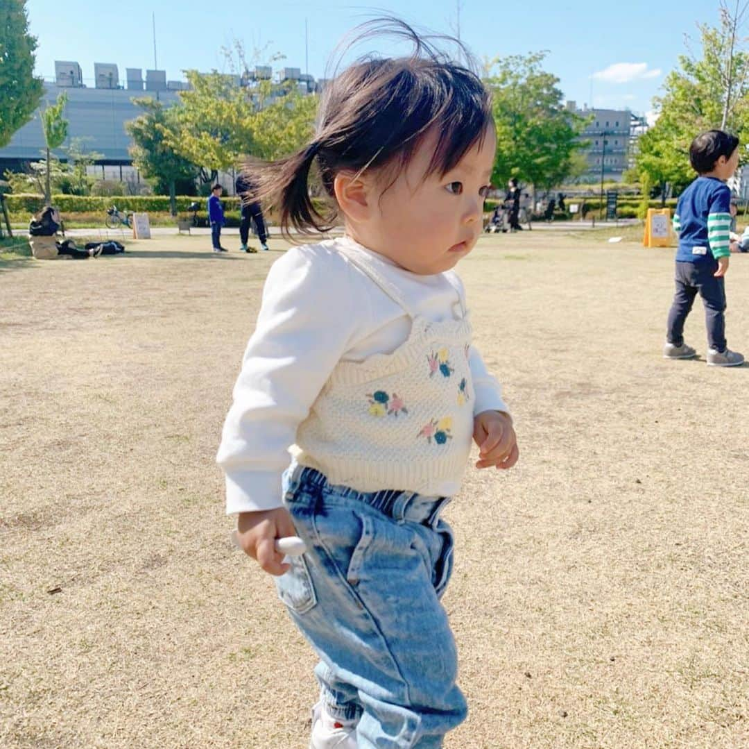 磯部奈央さんのインスタグラム写真 - (磯部奈央Instagram)「ピクニック⛱☀️ . まだ長袖着てるくらいの、だーーーいぶ時差投稿ですが、いつもの仲良しメンバーでピクニックしてました🌳 . 娘もまだ、気持ち幼いけど、ビーバー前歯で楽しそうに笑うこの写真が大好き😆🤍 . お外で食べるお弁当は、格段に美味しいような娘🍱 食後のサッカーも、スプーンだけは離しません😂  この時は、ワンちゃんと近くで触れ合うのも初めてで、田中家のシャルルさんとドキドキのふれあいでした👧🏻🐶 . たくさん、娘の笑顔が見れた日だったな❣️もっと色んなところに連れて行ってあげたいのになぁ…😫🤍 . . . #ピクニック #家族 #仲良しメンバー #思い出投稿 #1歳7ヶ月 #ママライフ #女の子ママ #12月生まれ #成長記録 #育児記録 #娘」7月20日 12時29分 - nao_isobe729