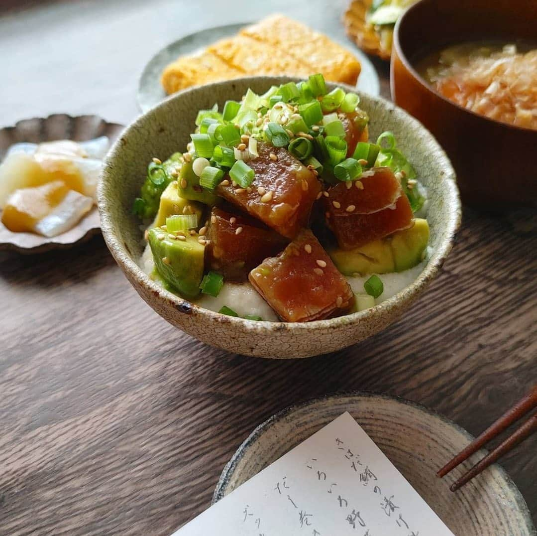 TABERU PLUS編集部さんのインスタグラム写真 - (TABERU PLUS編集部Instagram)「15分でできる「ポキ丼」⏰  ＼火を使わず簡単にできる！／ ------------------------------------ 🗒 きはだ鮪とアボカドの漬け丼 ------------------------------------ 《材料》 刺身用まぐろ・・・150-180g アボカド(小)・・・ 1個 醤油・・・大さじ1 白だし・・・大さじ1 ラー油(ごま油ベース)・・・少々 とろろ、ねぎ、いりごま・・・お好み ------------------------------------  つづきは ︎ @taberuplusのサイトより「ポキ丼」で検索！🔍 詳しいレシピをご紹介しているので ぜひ試してみてくださいね♪  【writer:boil kitchen】 一人暮らしをしている現役大学生。舞台演劇系の部活動引退とステイホームをきっかけに、料理を本格的に始める。無添加や無農薬にこだわり、「未来に借金しない和食づくり」をモットーに研究中。  #丼レシピ #時短レシピ #おうちじかんを楽しもう #簡単レシピ #食べるプラス #taberuplus」7月20日 12時59分 - taberuplus