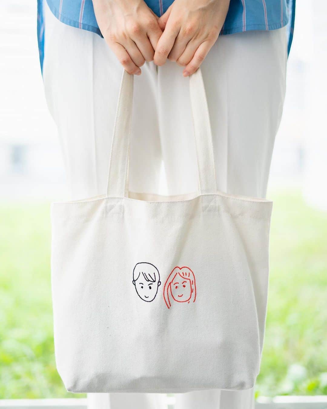 林美沙希さんのインスタグラム写真 - (林美沙希Instagram)「.  社内で愛用しているバッグです。 . イラストは、 #柳下アナ が 以前番組の取材で描いてくれた #小松アナ と私です。 "このバッグどこのですか？"と 何度か聞かれて嬉しい限りです☺️ . そんな柳下アナの写真を一枚📷 先日、レッドカーペットショーで 大谷選手が着た衣装を身に纏って得意げな様子✨ うん、似合ってるよ！！ . よく喋る、お茶目な後輩です👦  #jチャン#オリジナルバッグ #柳下アナ #bossコーデ #送ってくれたのは #林美桜アナ」7月20日 13時12分 - misaki0hayashi