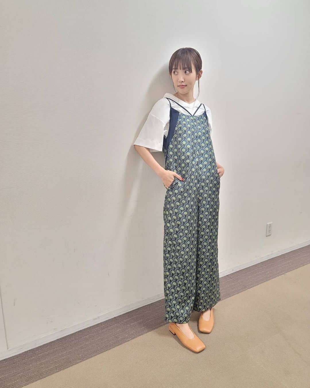 のインスタグラム：「いつぞやの🤣VS魂💛  TOPS @rumche_official PANTS @un3d_official earrings @vintagehollywood2008 shoes stylist's own stylist @hatch_mamf」