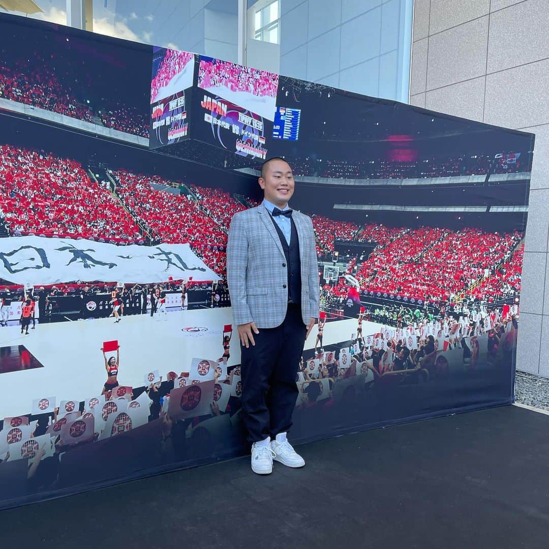ハナコさんのインスタグラム写真 - (ハナコInstagram)「➪𝔾𝕆ℕ𝕆𝕎➪ 7/18(日)におこなわれた「バスケットボール男子日本代表国際強化試合」の中継ゲストとして、岡部が出演させていただきました!! フランス代表🇫🇷との一戦が行なわれ、日本が81-75で接戦を制しました！ 手に汗握るプレーと、日本代表の歴史的勝利に大興奮！ 貴重な瞬間に立ち会わせていただきました☺️ スペインとの初戦も見逃せませんね🏀  #ハナコ岡部  #バスケ  #観ようぜ日本代表戦  #akatsukifive  #フォトスポットで岡部も記念撮影しました😎」7月20日 14時33分 - hanaco_official