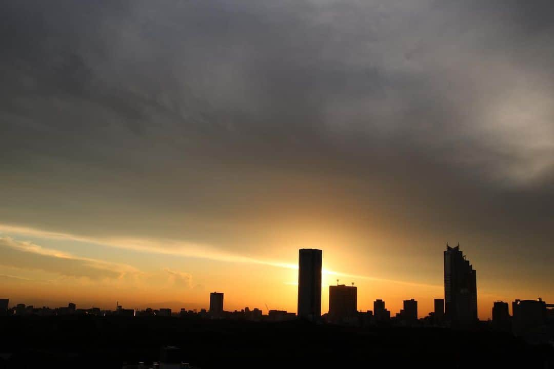 坂元美香さんのインスタグラム写真 - (坂元美香Instagram)「today's sunset 2021/07/20 18:37  今日も闘いがおわった🪖 暑さとの闘いはなかなか体力いるね。 今年は絶対夏バテしたくない！  今日のタイムラプスは雲の流れる 速度になんか癒されます。  #sunsetphotobymikasakamoto  #sunset #夕陽 #夕日 #夕焼け #tokyosky #やっぱり空が好き #イマソラ #CanonEOSKiss8」7月20日 20時11分 - mika_saka