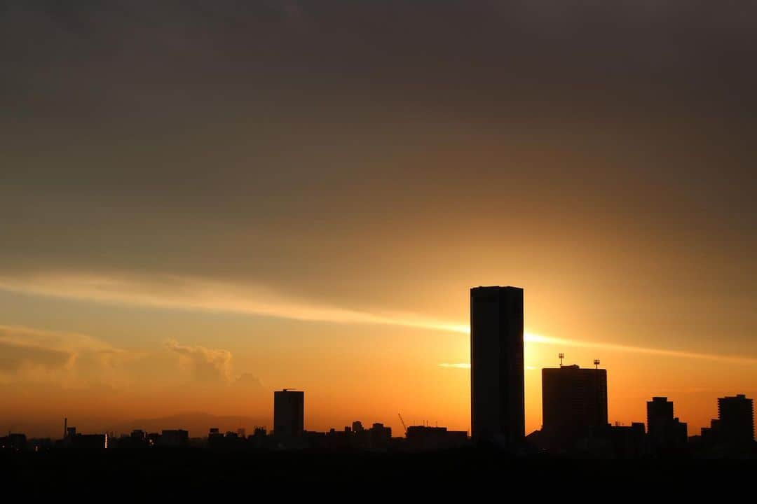 坂元美香さんのインスタグラム写真 - (坂元美香Instagram)「today's sunset 2021/07/20 18:37  今日も闘いがおわった🪖 暑さとの闘いはなかなか体力いるね。 今年は絶対夏バテしたくない！  今日のタイムラプスは雲の流れる 速度になんか癒されます。  #sunsetphotobymikasakamoto  #sunset #夕陽 #夕日 #夕焼け #tokyosky #やっぱり空が好き #イマソラ #CanonEOSKiss8」7月20日 20時11分 - mika_saka