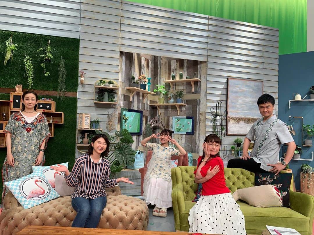 黒田りさのインスタグラム：「🦩 . RKB 日曜もシエスタ 久しぶりのスタジオにお邪魔しましたっ✨ . 先輩という先輩方が みんなピスタチオになってた🙄💘 . たびちゃんにツノヘアーにしてもらった🐞🌟 #日曜もシエスタ#日曜お昼」