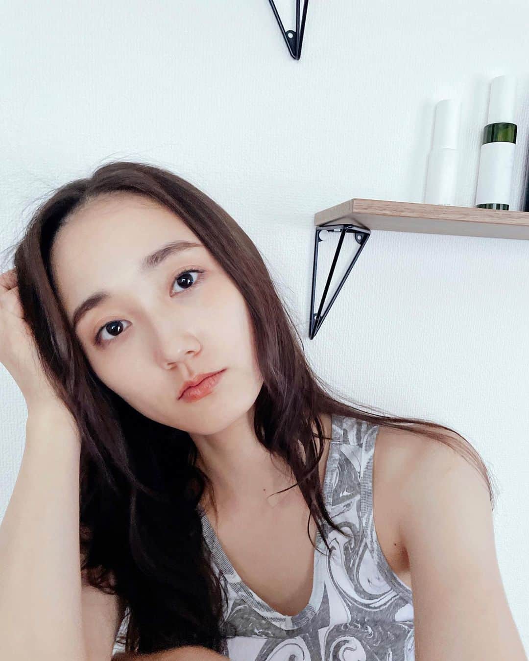 のインスタグラム：「ファンケルの無添加化粧液と乳液を大好きな酵素洗顔パウダーと共に1ヶ月程使い続けて、毛穴が気にならなくなったし、肌の調子がとてもよい👌🏻 べたつかないのにしっとり潤うし殺菌剤が入ってないのも、敏感になっている私の肌にあってて嬉しい。 今はマスク生活で肌に負担もかかるし、私含め仕事でメイクばっちりな方は肌を労わるためにも無添加を意識してみると気分も上がるから試してみて欲しいです☺️ @fancl_official #pr #ファンケル #アクネケア #毛穴 #ニキビ」