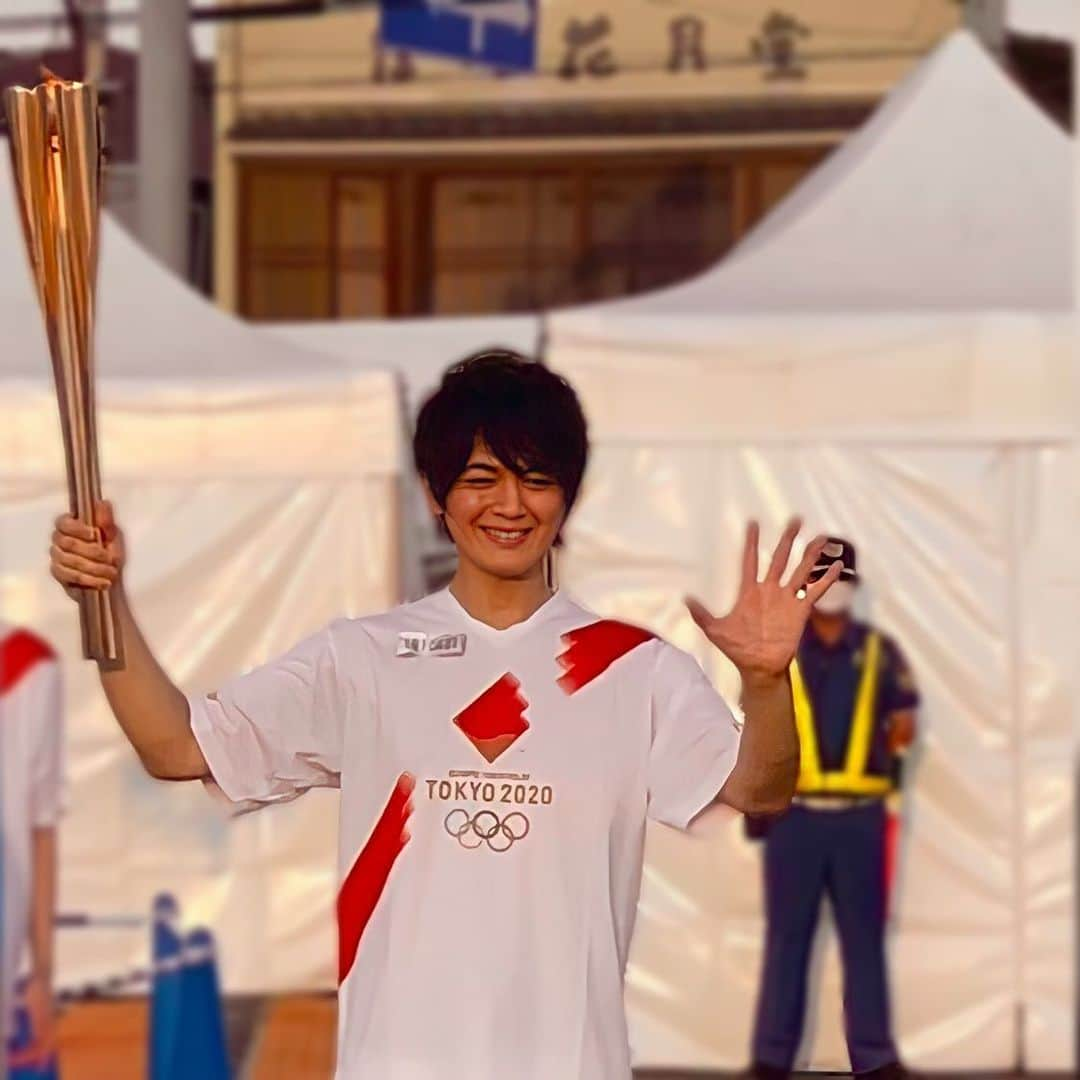 古原靖久さんのインスタグラム写真 - (古原靖久Instagram)「ようやく、 ようやく言える！  聖火ランナーしてきました あさイチの放送見てくれた皆さん 沢山の温かい声、ありがとうございました こんな状況で聖火ランナーを務める事に 葛藤もありました。だけど、  想いを繋げて本当によかった。 僕を育ててくれたこの東京で、 沢山の人の想いの灯った聖火を繋いだあの日の出来事は、 決して消えることのない記憶となり 僕の心に刻まれました 少しはこの街に恩返しが出来たかな。  きっかけは番組でした 聖火の道を辿った2年の間に 1964年の東京オリンピックで 聖火ランナーをされた方々とたくさん出会いました。 たくさんの人の人生を垣間見ました。 そんな中、いつしか走りたい気持ちが大きくなっていき、一般公募にその旨を書き連ね、結果、、  何にもない僕でも走ることができました  長かった。この一年本当に長かった。 海外に行く旅番組はもちろん、 仕事がどんどん出来なくなるこの状況で 聖火ランナーをやるという目標があったから 挫けずここまでやってこれました きっとみんなも色んなことがあったよね。  伝えたいことはたくさんあるけれど その中でも特に伝えたいことは  『こんな僕でも聖火を持って走ることが出来たんだから キミだってきっとやれば出来る』ってこと。  どうか諦めないで欲しいし、今の時代に絶望しないで欲しい。 立ち止まっても、いじけても誰も助けてくれません 幸い早くからそのことに気付けてたから今があるのかとも思います  自分から動く事によって初めて人が動いてくれるよ  夢や希望があるのなら、それに向かって解らないなりに 突き進んでください  壁にぶち当たったら乗り越えてください。 失敗したならそれをバネにしてください 道を間違えたと思ったら少し戻ってみてください。  僕はこーやって生きてきました。  これは養護施設で育ったヤンチャな男の子の 何十年か後のお話です。  あの時はヒーローになって聖火ランナーをやるなんて思ってもなかったよなヤスくん。  共に聖火を繋いだ仲間達、 関わった全ての方々には感謝しかありません 本当にありがとうございました！！  #あさイチ #ヤスくんが行く聖火の道 #聖火リレー  #聖火ランナー　#torch」7月20日 16時17分 - yasuhisa_furuhara0813