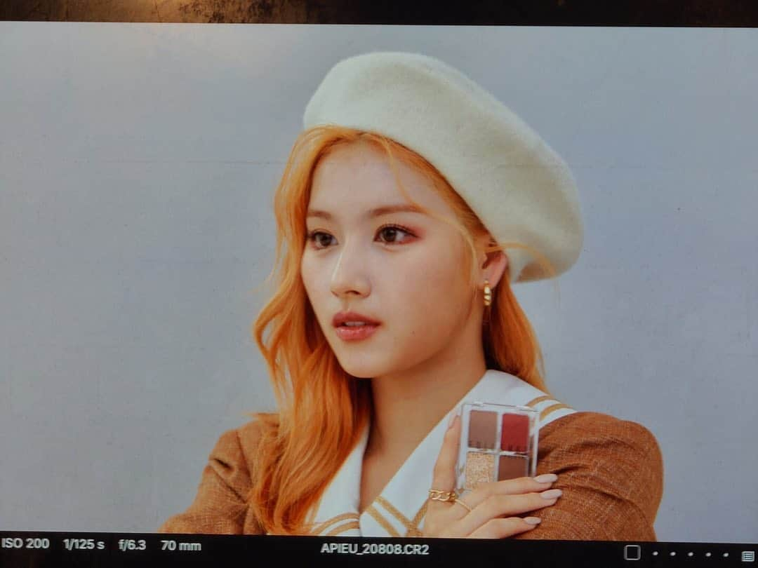 TWICEさんのインスタグラム写真 - (TWICEInstagram)「#광고 #개인광고 #사나다현  베레모샤👩🏻‍🦰🍊🎃🍁🍂🧡 @apieu_cosmetics」7月20日 16時19分 - twicetagram