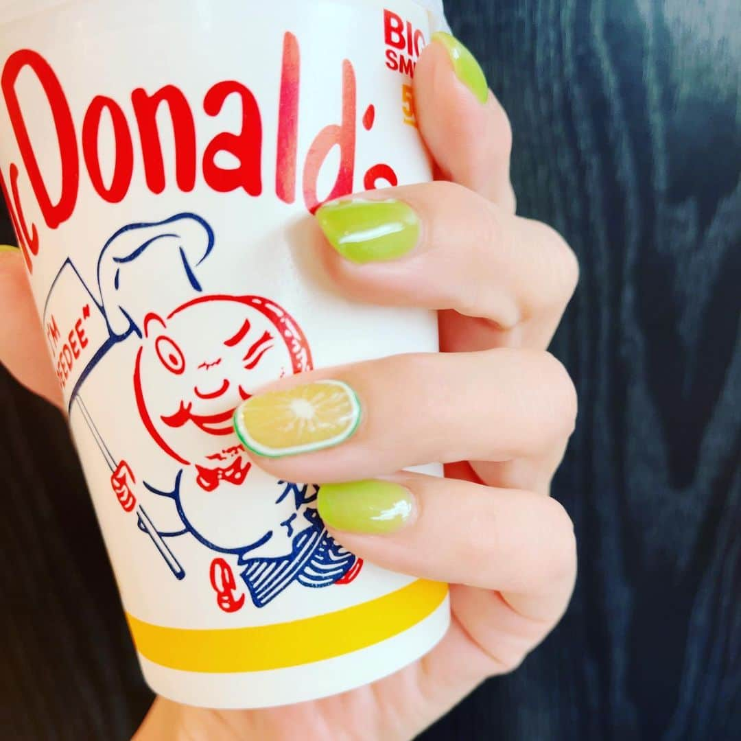 渡辺満里奈さんのインスタグラム写真 - (渡辺満里奈Instagram)「🍋 夏ネイル。 ライム色にしました。 マクドナルドのカップがかわいいな🥤 ★ #今日はハンバーガーの日 #ですって #ハンバーガー大好き #ホットドッグも大好き」7月20日 16時41分 - funnyfacefunny