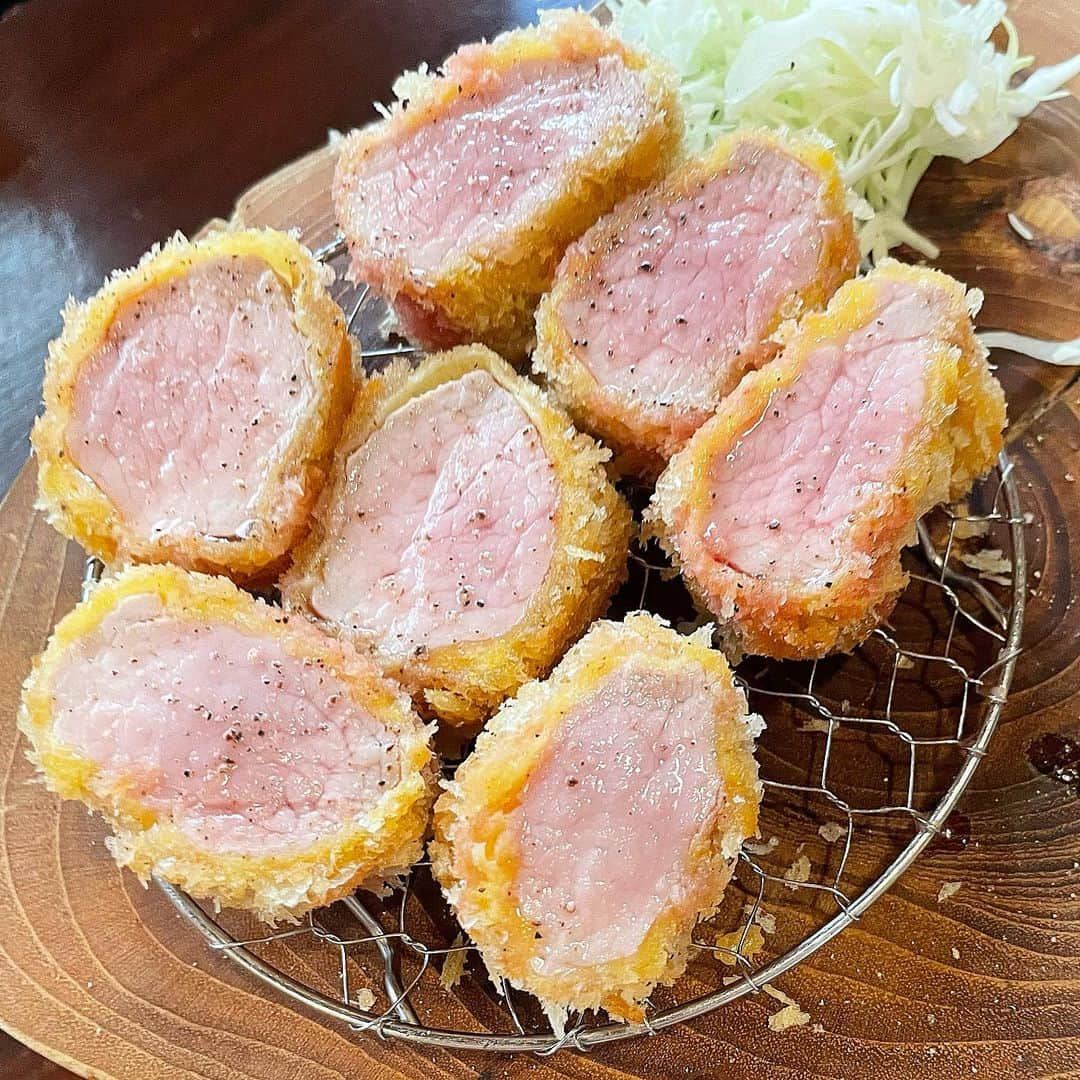 Mika Jimboさんのインスタグラム写真 - (Mika JimboInstagram)「【こちらも鬼リピのじまんや🐷で、塩トンカツ】 ⁡ まじで毎回いってんなー。 那覇にある好きなお店の1つ😙 ⁡ ここの塩で食べるトンカツが大好きすぎてついついみんなでじゃんけんしてラス1を取り合っちゃうんだよな〜🐷☺️ ⁡ あとつけもずくが美味しすぎるからこれは多めに頼むべし✌️❗️ ⁡ ほんと美味しいから絶対いってほしいなー❤️ 自分たちでたまたま見つけてずっと通ってるとこ❤️ ⁡ コロナの影響でお客さん少なそうだったから今が穴場やで👍前は予約パンパンで入れないこと多かったから😏  #沖縄#沖縄グルメ#沖縄ごはん#沖縄旅行 #沖縄観光  #沖縄好きな人と繋がりたい #沖縄ディナー  #那覇#那覇グルメ#那覇ごはん#国際通り#国際通りグルメ#じまんや」7月20日 16時39分 - mikajimbox