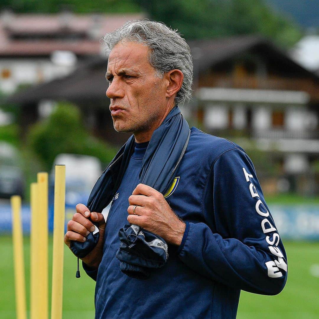 ACキエーヴォ・ヴェローナのインスタグラム：「👨‍✈️The Boss.  #ChievoVerona #Chievo #football #boss #work #training #day #pieve2021 #tactics #mister #zaffaroni #💛💙」