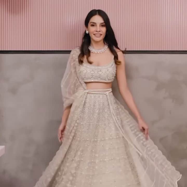 のインスタグラム：「Such gorgeousness 🌸 #indianstreetfashion @indianstreetfashion #indianwedding #weddings #wedding #weddingsofinstagram #weddingvendor #instawedding #bridesofindia #bridesofinstagram #indianbridaloutfit #bridaloutfit #weddinglook  #bridestyle #intimatewedding #lockdownwedding #jewellery #weddinginspo #weddingplanner #lockdownweddingplanner #weddingblogger #destinationwedding #staycationwedding #couture #smallwedding #weddingjewellery #weddingshopping #weddingseason #indiandesigner #couplegoals @shopkynah」