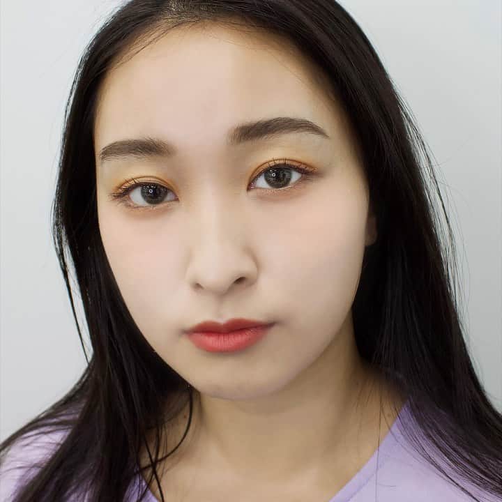 dazzshop officialのインスタグラム：「. . 《夏の日差しに映えるサンシャインメイク》  夏の日差しにほんのり煌めくマスカラがアクセントに♪  1.アリュールドシングルアイシャドウ（MELODIC 27）を上まぶた目頭と目尻、下まぶた黒目下に塗布します。  2.マルチプルーフラスティングマスカラ（MAROON BROWN）を上下にしっかりと塗布します。  3.マルチプルーフラスティングマスカラ（SILVER DEW）を重ねます。  4.マルチカラーコンシャス（SAUCY FLAMINGO 02）を黒目下から頬骨に沿って横に広げます。  5.アウェイキングシルキールージュ（HERE,THERE 06）は指でなじませて、カジュアルに仕上げます。  =========================== 【使用アイテム】  《EYE》 アリュールドシングルアイシャドウ　MELODIC 27  マルチプルーフラスティングマスカラ MAROON BROWN  マルチプルーフラスティングマスカラ SILVER DEW  《CHEEK》 マルチカラーコンシャス SAUCY FLAMINGO 02  《LIP》 アウェイキングシルキールージュ　HERE,THERE 06  《COLORED CONTACTS》 SPARKLING 05  ■メイク監修：DAZZSHOP専属アーティスト 森園義将  #DAZZSHOP #ダズショップ #2021summer #2021サマー #summermakeup #eyemakeup #makeup #beauty #cosme #mascara #マルチプルーフラスティングマスカラ #マスカラ #カラーマスカラ #メイクアップ #メイク #カラコン #サマーメイク #夏メイク #夏コスメ #新作コスメ #化粧品 @dazzshop_beauty」