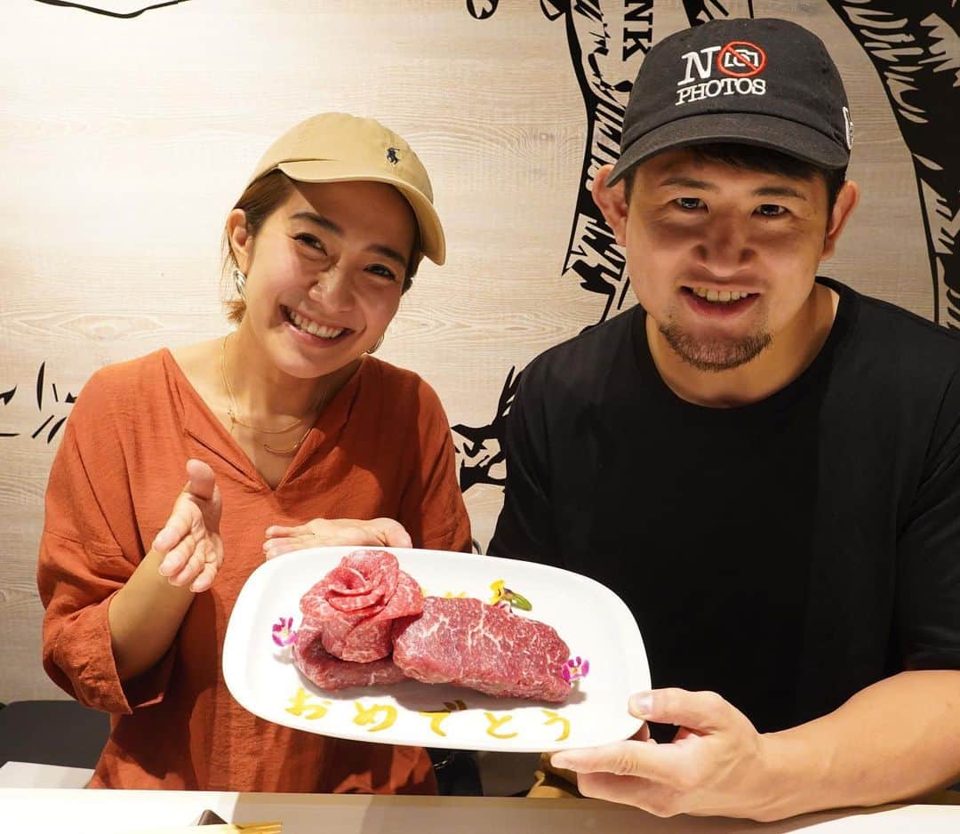 HIROYAのインスタグラム：「【肉焼屋 D-29表参道店】 @d_29official_omotesando   先日行かせていただき、友達の誕生日のお祝いをするつもりが… お店から結婚のお祝いをして頂きました✨ お任せでアスリートコースを出していただきどれも圧巻の美味しさでいくらでも食べれてしまいました。  タンの旨味がすごくてすごくて。 ハラミは塩とタレでこんなにも違うのかと感動しながら一枚一枚噛み締めて頂きました。 ステーキ肉はいろんな味で頂いて、イチボを生姜醤油で食べるのが僕的には一番美味しかったです😘 おまけに美味しいお肉の後のアイスも最高でした😍  高村さん( @tarodpocket )素敵なお気遣いを本当にありがとうございます！ そしてお店の皆様もありがとうございました！  また行かせていただきます！  ヒデちゃん( @hideku5aka )おめでとう㊗️  #焼肉 #表参道グルメ #青山グルメ #肉焼屋d29」