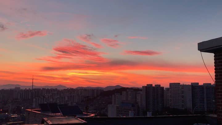 ペ・ミンジョンのインスタグラム：「내인생 중 가장 아름다웠던 새벽 하늘.  사진으론 절대 안담기는데.. 경이로움에 압도당했다.. 눈물날뻔」