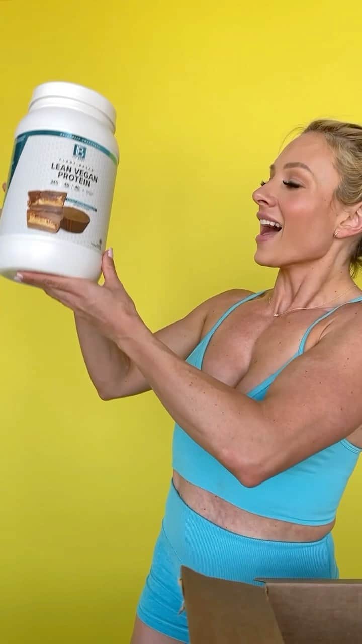 Paige Hathawayのインスタグラム：「When your @livbody order arrives! 🥳 Paige20 for 20% off your order. #issaparty #allnatural #vegansupplements」