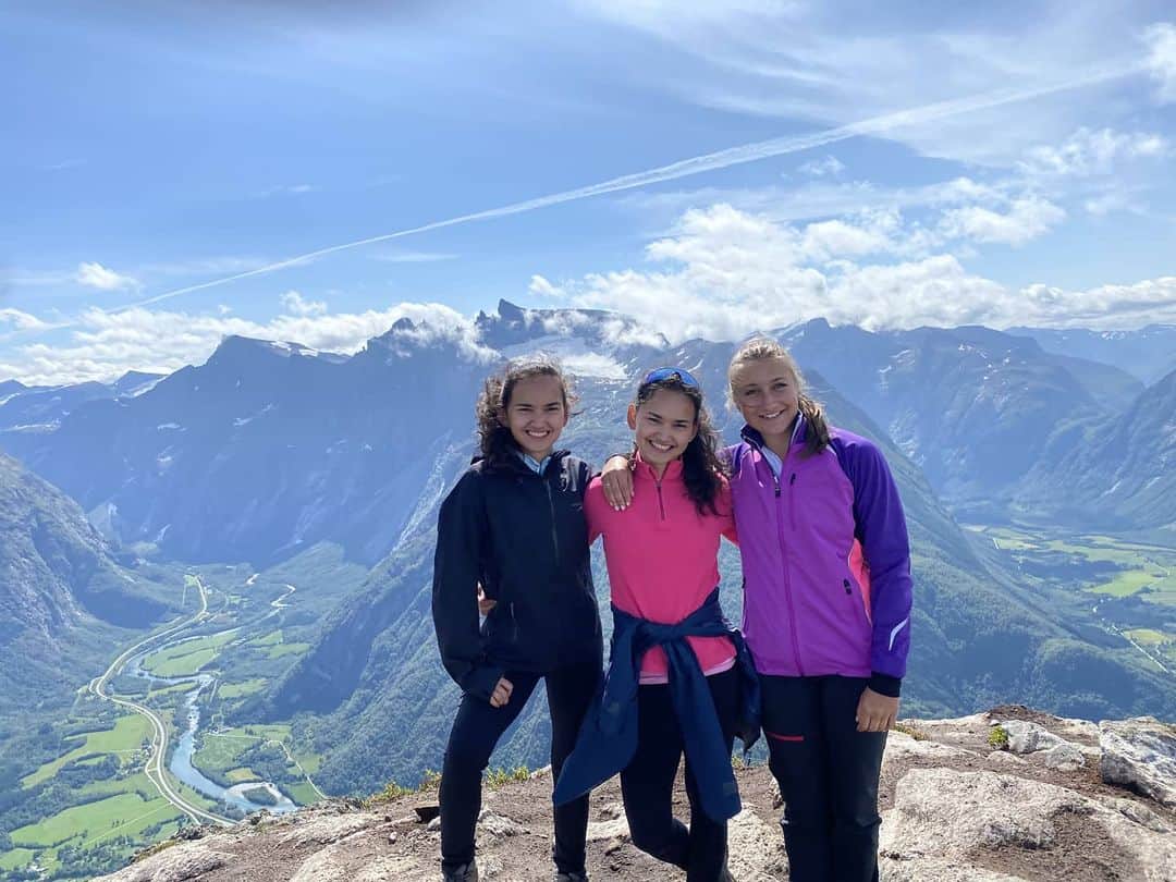 アンネ・リネ・ヤシェムのインスタグラム：「Topptur 🏔💪」