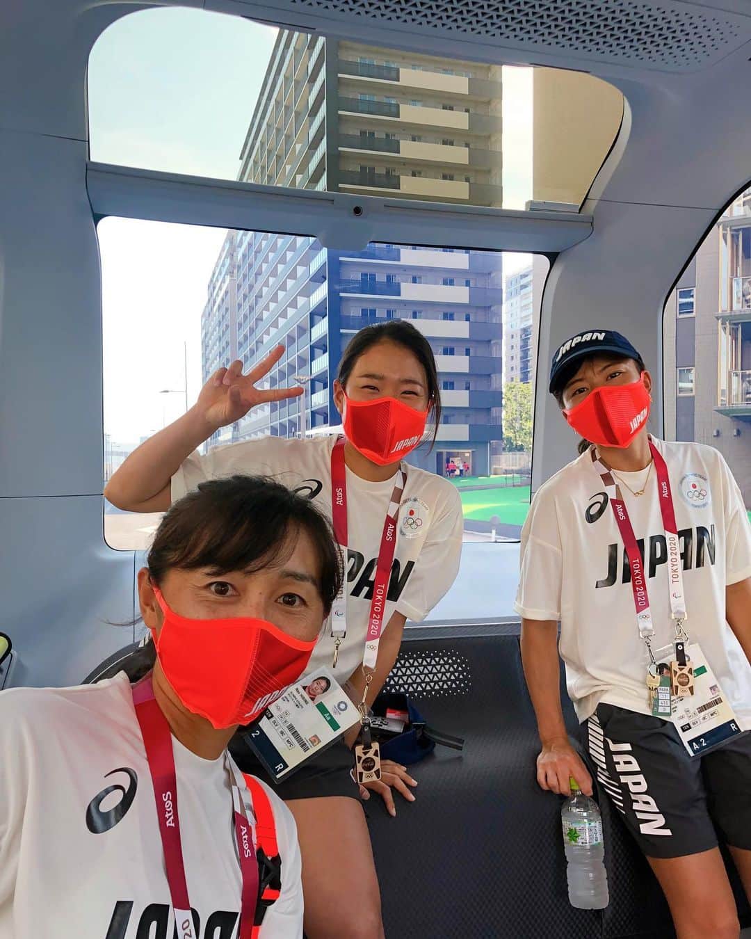 日比野菜緒のインスタグラム：「選手村に移動してきました✌🏻 JAPANのユニフォームを着ると身が引き締まる思いです。 村内の移動は全自動電気自動車🚗で出来ます、エコです。  Arrived in the Olympic village. @tokyo2020」