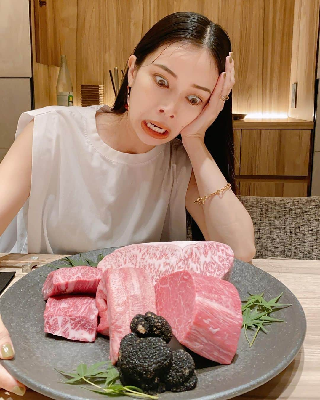 尾崎紗代子さんのインスタグラム写真 - (尾崎紗代子Instagram)「. この間、家族で焼肉ディナー🍽 コース系のディナーに4人で行けるのはこれが最後かな？ 出産までもう残り1ヶ月くらいなので 体力付け！を大義名分に食べまくりました☺️ たまにの贅沢ディナー🍽幸  お肉×トリュフの特別コースが 本当に美しく眼福。 味は言うまでも無く美味しすぎてとろけた... @ushigoro_yakiniku の新宿三丁目店の個室☺️ また行く、絶対行く、行きたい☺️  #momlife #mommylife #mommy  #育児 #男の子ママ #女の子ママ　#ママライフ  #4歳 #2歳  #二人育児 #motherof2 #motherhood  #family #familyphoto #2人育児 #3人育児  #マタニティーライフ #maternity #妊娠後期 #妊娠9ヶ月 #妊娠 #妊婦　#第三子妊娠中」7月20日 20時20分 - osayo_osayo