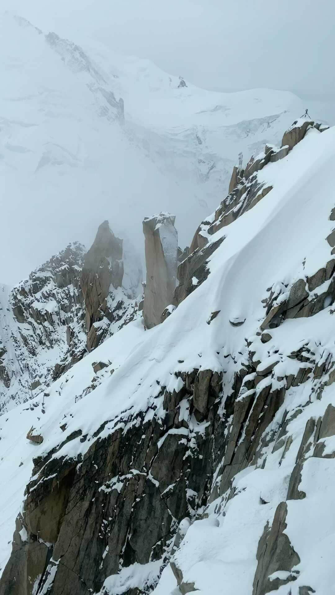 白石阿島のインスタグラム：「A glimpse from a crazy day in the French Alps last week🏔Lots of numb fingers and cold faces ❄️🥶Thank you to the legend, @johnrobeds for leading the way and keeping us safe up there 🙏. excited to come back one day when the Aiguille du Midi weather gods allow it! @gajdaphotography photos.」