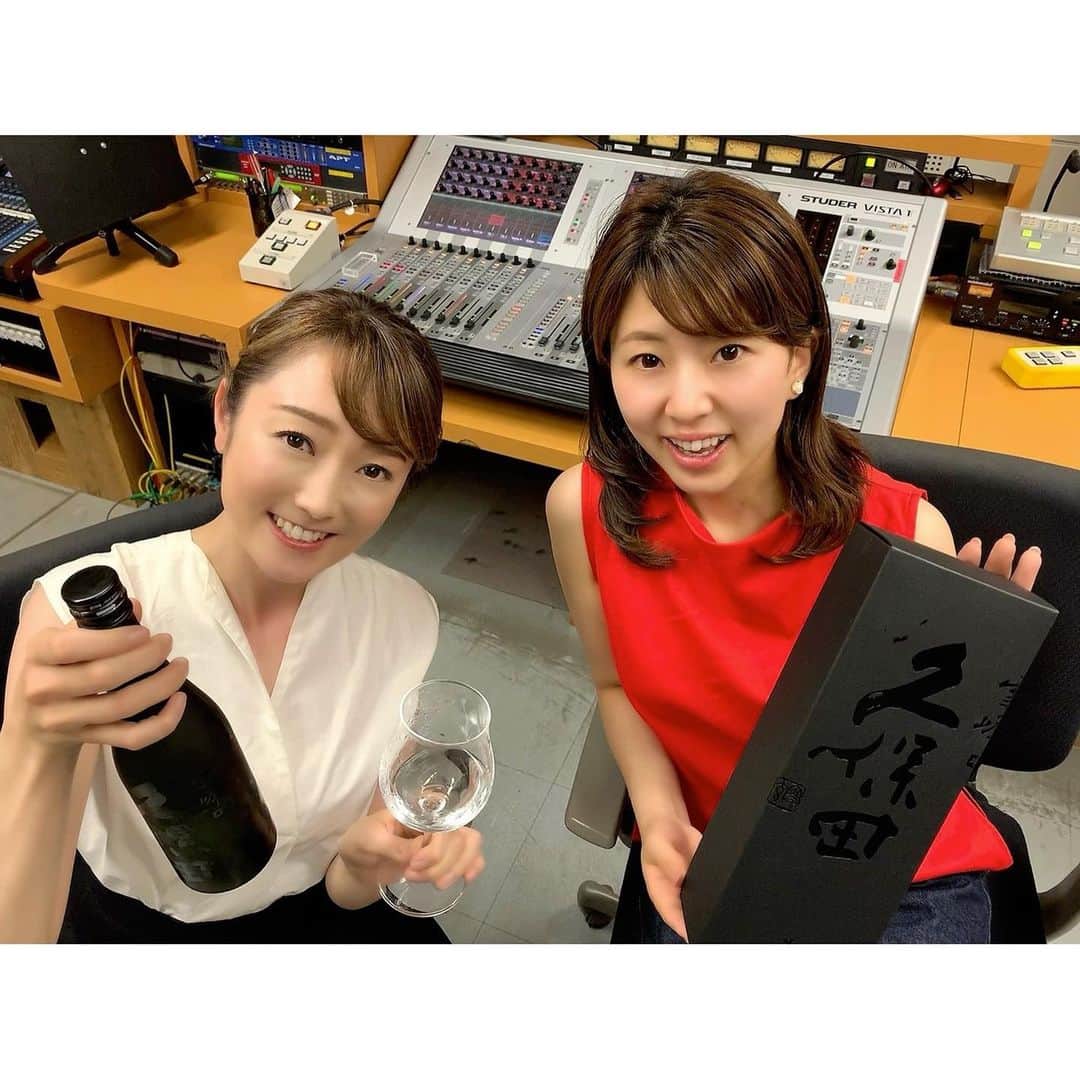 三石佳那のインスタグラム：「日本酒を呑みながら 日本酒大好き新海史子アナ(@fumiko_shinkai_bsn )と ラジオで 本音を語り合いました。  4枚目以降は 2014年の新海アナおの初取材の写真！  この数年後... 古町で日本酒を片手に 深い話をしてから 仲も深まりました。笑  #新潟#niigata#長岡#日本酒#日本酒女子#日本酒好きな人と繋がりたい#アナウンサー#BSN#新潟放送  今週の放送は radikoのタイムフリー機能で 「三石佳那の夜はフツーでいいじゃない」を検索！  来週月曜夜19時も『久保田雪峰』を頂きながら新海アナと本音で語ります。」