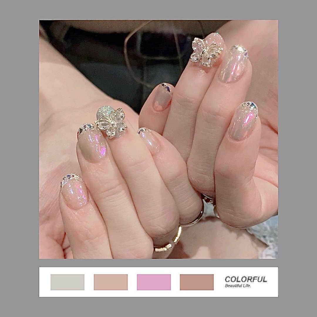 春咲ひなたのインスタグラム：「New nail🦋✨ . 新しい蝶々のパーツが可愛いすぎるー！ 左右でオーロラパウダーの色変えてるの🌈✨ ガラスフレンチと蝶々の 欲しい物全部入れた欲張りネイル💅🏻🦋💎w . #ガラスフレンチ#オーロラネイル#蝶々ネイル」