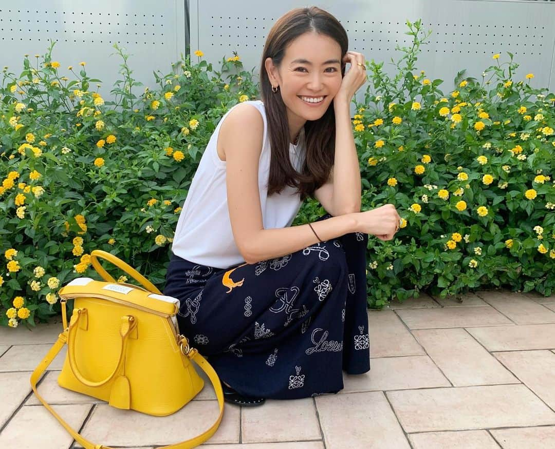 葛岡碧さんのインスタグラム写真 - (葛岡碧Instagram)「MY FASHION 🌼  お花が可愛くて🌼 移動が多い日は、楽ちんニットパンツ👖 全身はストーリーをチェックしてね✔︎  #葛岡碧  #葛岡碧私服  #midorikuzuoka」7月20日 20時25分 - midori_kuzuoka