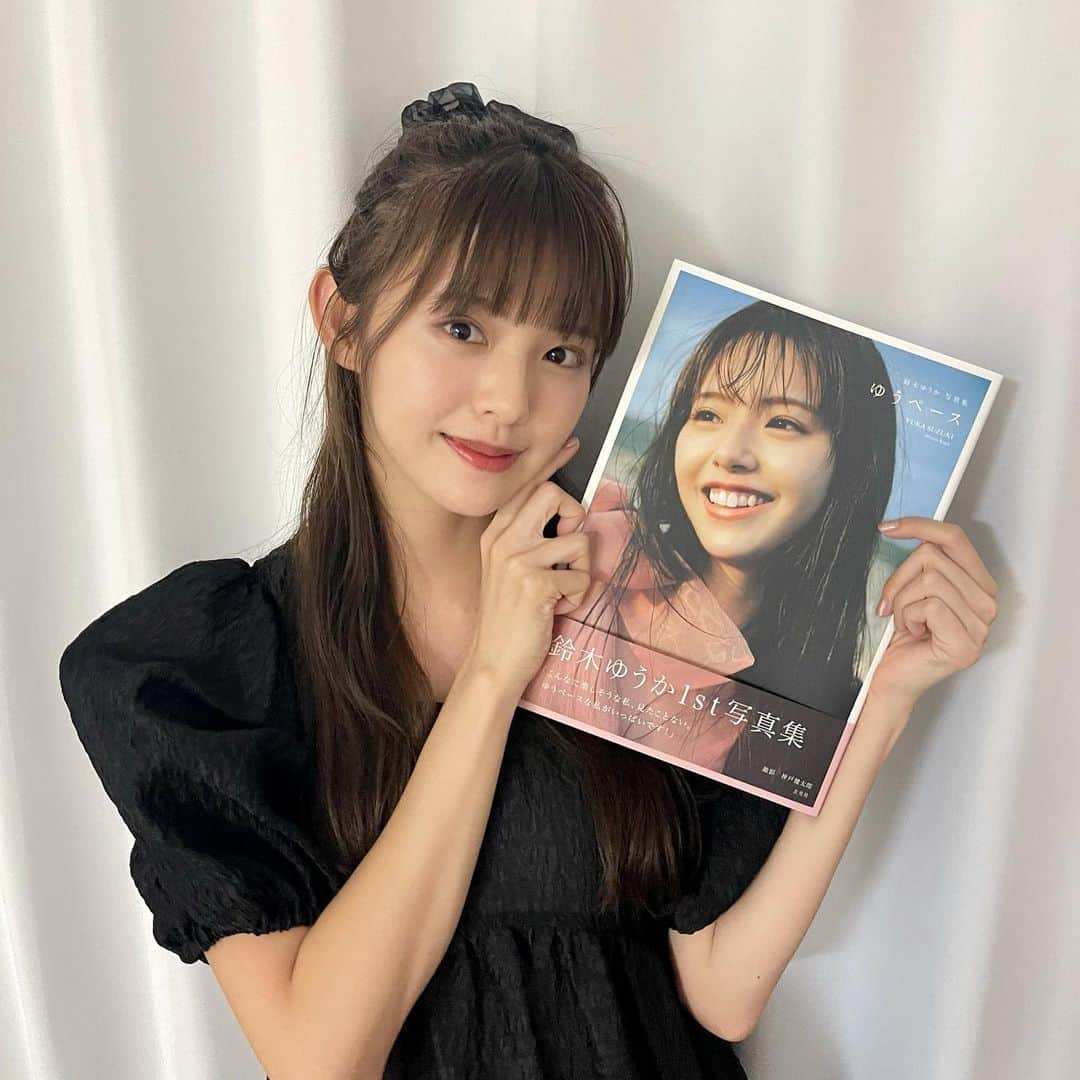 鈴木ゆうかさんのインスタグラム写真 - (鈴木ゆうかInstagram)「.  1st写真集「ゆうペース」本日発売です！  この日を無事に迎えられて幸せです こんなに素を出したのははじめてなので なんだか恥ずかしい気持ちもあり... でも今の私がぎゅっと詰まった とても私らしい1冊になっていると思います  すでにたくさんのメンションやタグ付け ありがとうございます！全部みています！ 是非目を合わせて撮ってみてね👀🤍  改めてこの本に携わってくださった 全ての皆様ありがとうございました  たくさんの皆様に届き 心に残りますように...♡  #ゆうペース」7月20日 20時33分 - yuu_pl