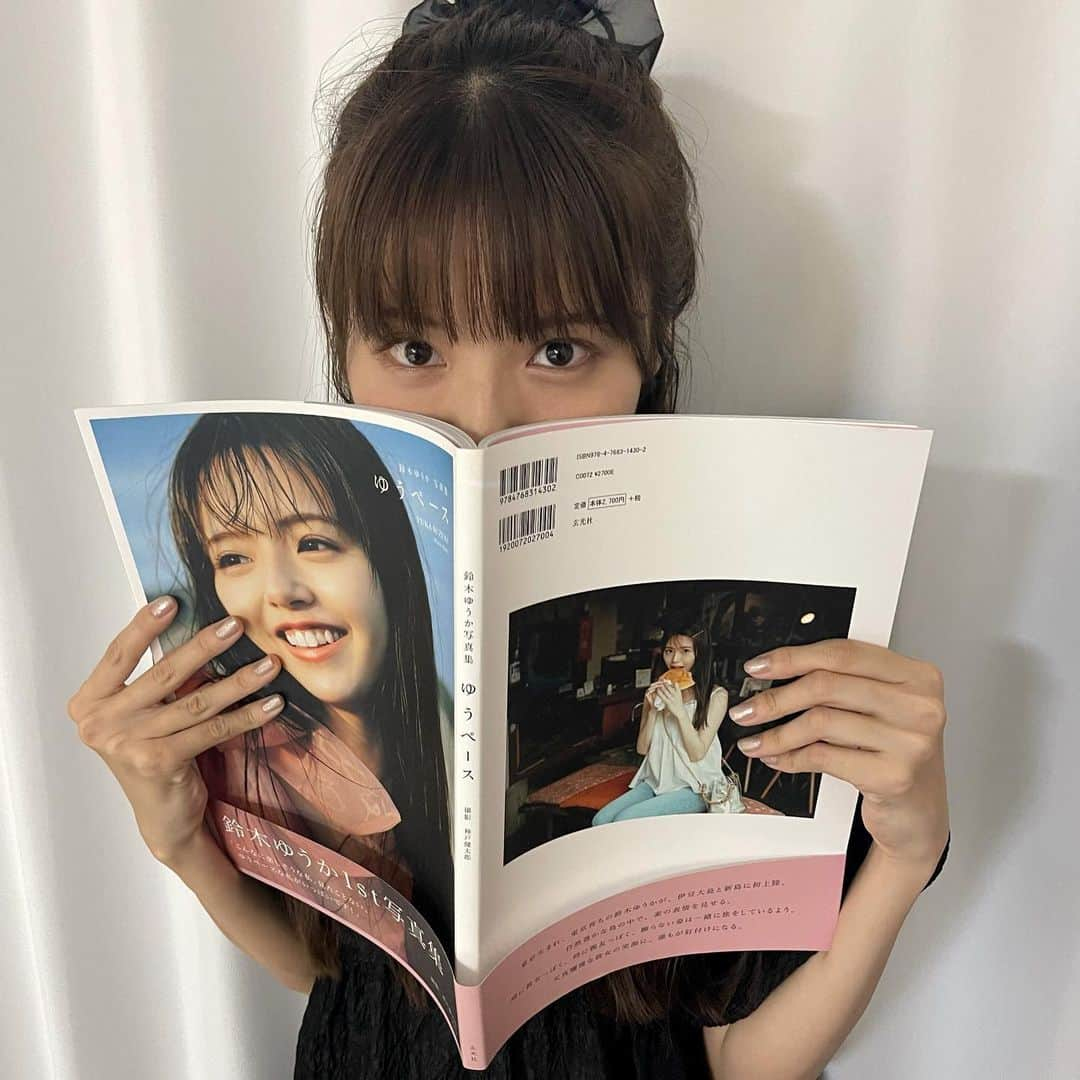 鈴木ゆうかさんのインスタグラム写真 - (鈴木ゆうかInstagram)「.  1st写真集「ゆうペース」本日発売です！  この日を無事に迎えられて幸せです こんなに素を出したのははじめてなので なんだか恥ずかしい気持ちもあり... でも今の私がぎゅっと詰まった とても私らしい1冊になっていると思います  すでにたくさんのメンションやタグ付け ありがとうございます！全部みています！ 是非目を合わせて撮ってみてね👀🤍  改めてこの本に携わってくださった 全ての皆様ありがとうございました  たくさんの皆様に届き 心に残りますように...♡  #ゆうペース」7月20日 20時33分 - yuu_pl