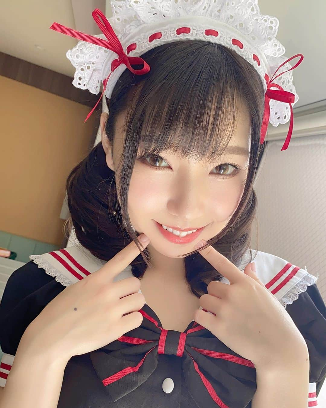 さつき芽衣のインスタグラム：「メイドなめい💭💕  こういう衣装は久々で とっても楽しかったです✨  初撮影のメーカーさんでした✌️  リリースお楽しみにっ(˶ ̇ ̵ ̇˶ )   #さつき芽衣  #メイド服  #撮影  #オフショット  #質問コーナー   #質問待ってるよ🤍」