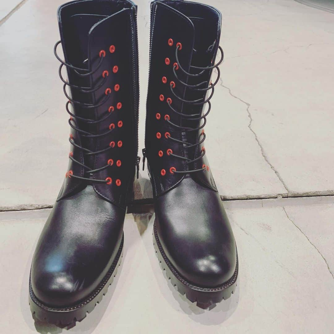 相川七瀬さんのインスタグラム写真 - (相川七瀬Instagram)「新しいboots❤️RYNSHUさんのところでgetして来ました😊  #RYNSHU #ステージ用ブーツ」7月20日 20時45分 - nanasecat