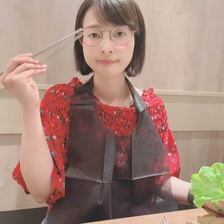 荒木未歩のインスタグラム：「サムギョプサル葉っぱに包むのが 面倒くさくなったら みんなこうやって食べよ🥰🥰 ㅤ この食べ方がラクで好き😘 みんなに驚かれるけどww ㅤ そしてスッピンメガネでごめんなさい🙇‍♀️🙇‍♂️ ㅤ #韓国料理 #サムギョプサル #厚切りサムギョプサル  #新大久保 には行けないので #浦和グルメ で我慢 #韓情 #美味しかった  #おすすめグルメ」