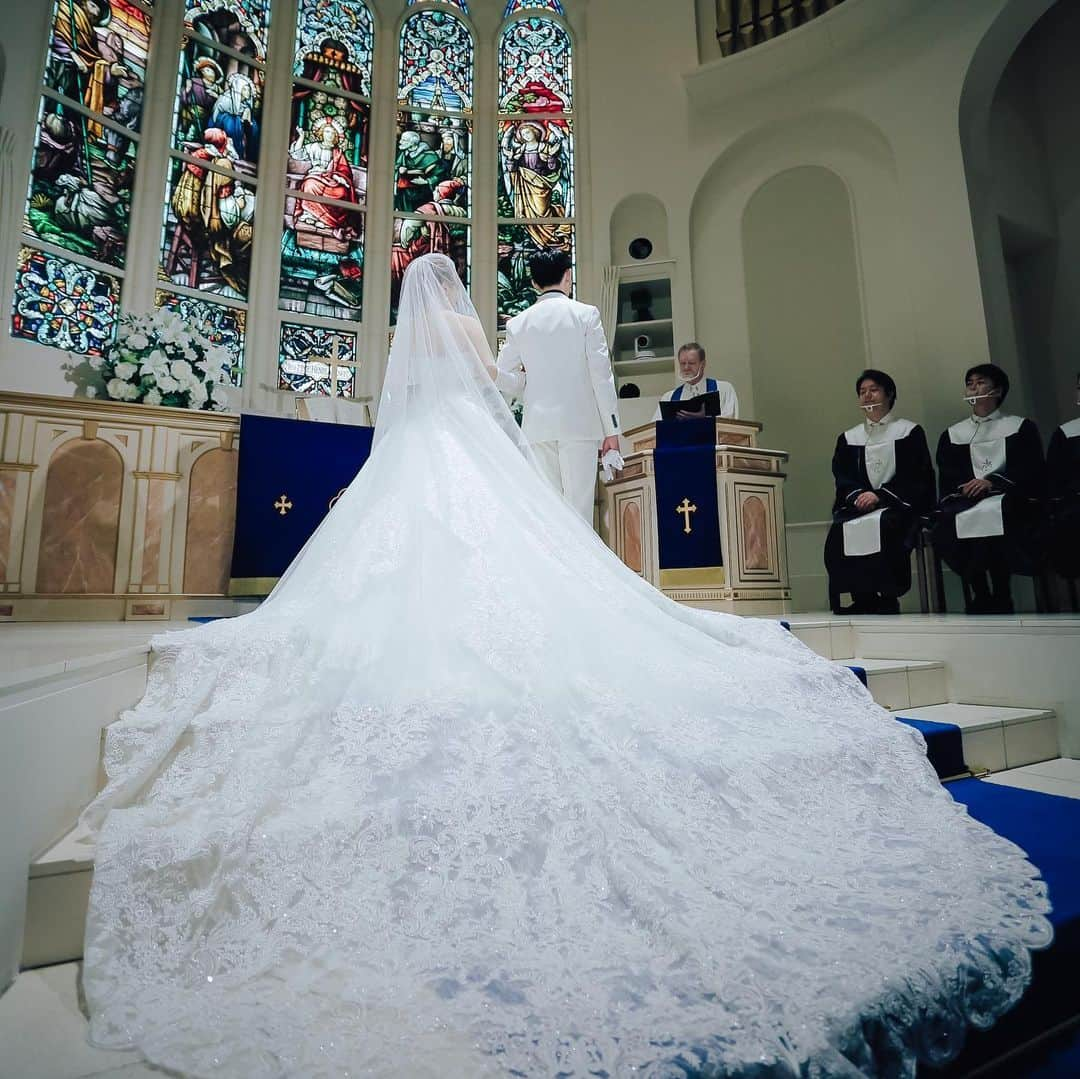 鈴木理沙さんのインスタグラム写真 - (鈴木理沙Instagram)「結婚式を挙げてから 1ヶ月が経ちました🤵👰‍♀️💒💕 無事に挙げられて本当にホッとしています。  写真が出来上がってきたので… まずは式の写真をアップしまぁす❣️ 良かったら見てくださぁい😍  #結婚式 #延期しましたが無事に挙げられて本当良かったです #御列席頂きました皆様に心より感謝 #ウェイティングドレス着るのが昔からの夢でした😍 #お父さんお母さんに見せれて良かった #旦那さんに本当に感謝 #アニヴェルセル #アニヴェルセルみなとみらい #この教会で挙げたかったの💒 #ステンドグラスが素敵✨ #お父さんが歩きたかったバージンロード #お父さんが緊張し過ぎてて笑ってしまった🤣 #そしたら旦那さんも緊張してた😅 #2人を見たら私の緊張吹っ飛んだよ😅 #写真みるとお父さんお母さんがずっと泣いてる #今まで大切に育ててくれた両親に感謝しかありません #次は披露宴バージョンアップしまぁす #アニスタグラム #ロングトレーン #アイスバーグ」7月20日 20時56分 - risasuzuki0929