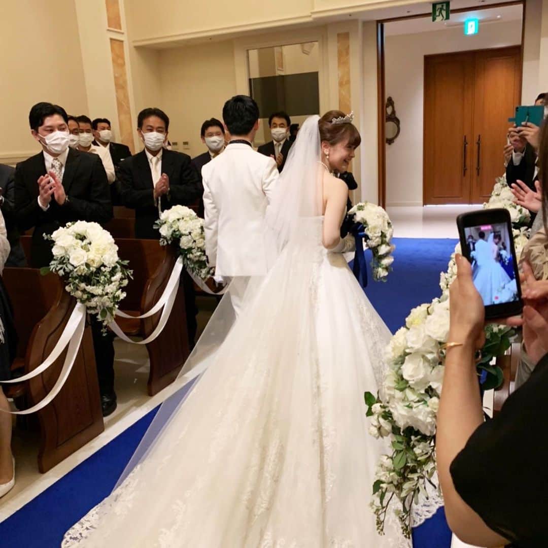 鈴木理沙さんのインスタグラム写真 - (鈴木理沙Instagram)「結婚式を挙げてから 1ヶ月が経ちました🤵👰‍♀️💒💕 無事に挙げられて本当にホッとしています。  写真が出来上がってきたので… まずは式の写真をアップしまぁす❣️ 良かったら見てくださぁい😍  #結婚式 #延期しましたが無事に挙げられて本当良かったです #御列席頂きました皆様に心より感謝 #ウェイティングドレス着るのが昔からの夢でした😍 #お父さんお母さんに見せれて良かった #旦那さんに本当に感謝 #アニヴェルセル #アニヴェルセルみなとみらい #この教会で挙げたかったの💒 #ステンドグラスが素敵✨ #お父さんが歩きたかったバージンロード #お父さんが緊張し過ぎてて笑ってしまった🤣 #そしたら旦那さんも緊張してた😅 #2人を見たら私の緊張吹っ飛んだよ😅 #写真みるとお父さんお母さんがずっと泣いてる #今まで大切に育ててくれた両親に感謝しかありません #次は披露宴バージョンアップしまぁす #アニスタグラム #ロングトレーン #アイスバーグ」7月20日 20時56分 - risasuzuki0929