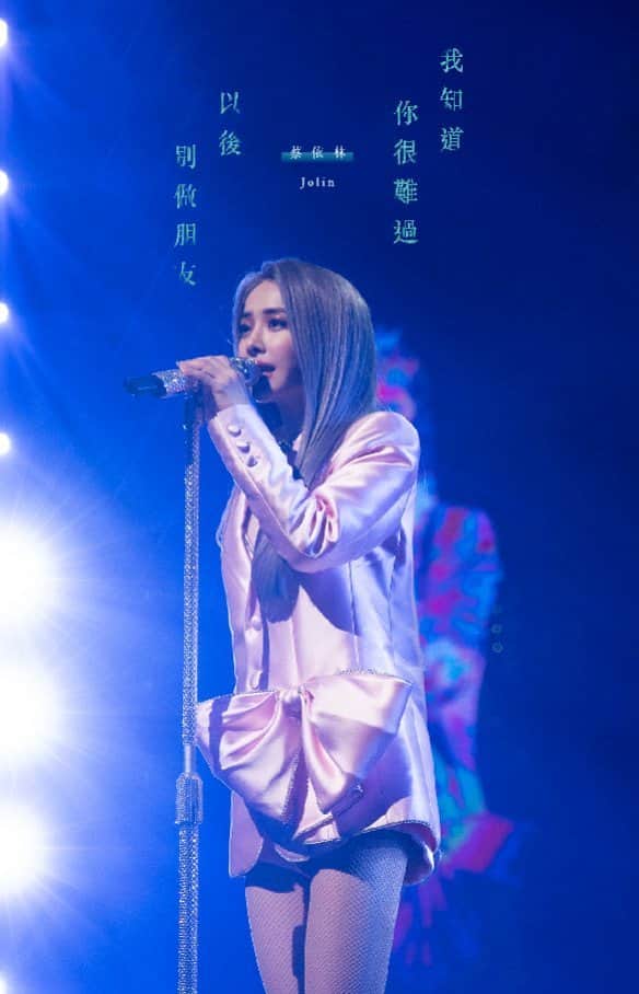 ジョリン・ツァイのインスタグラム：「#uglybeautytour2021 #我知道你很難過#以後別做朋友」