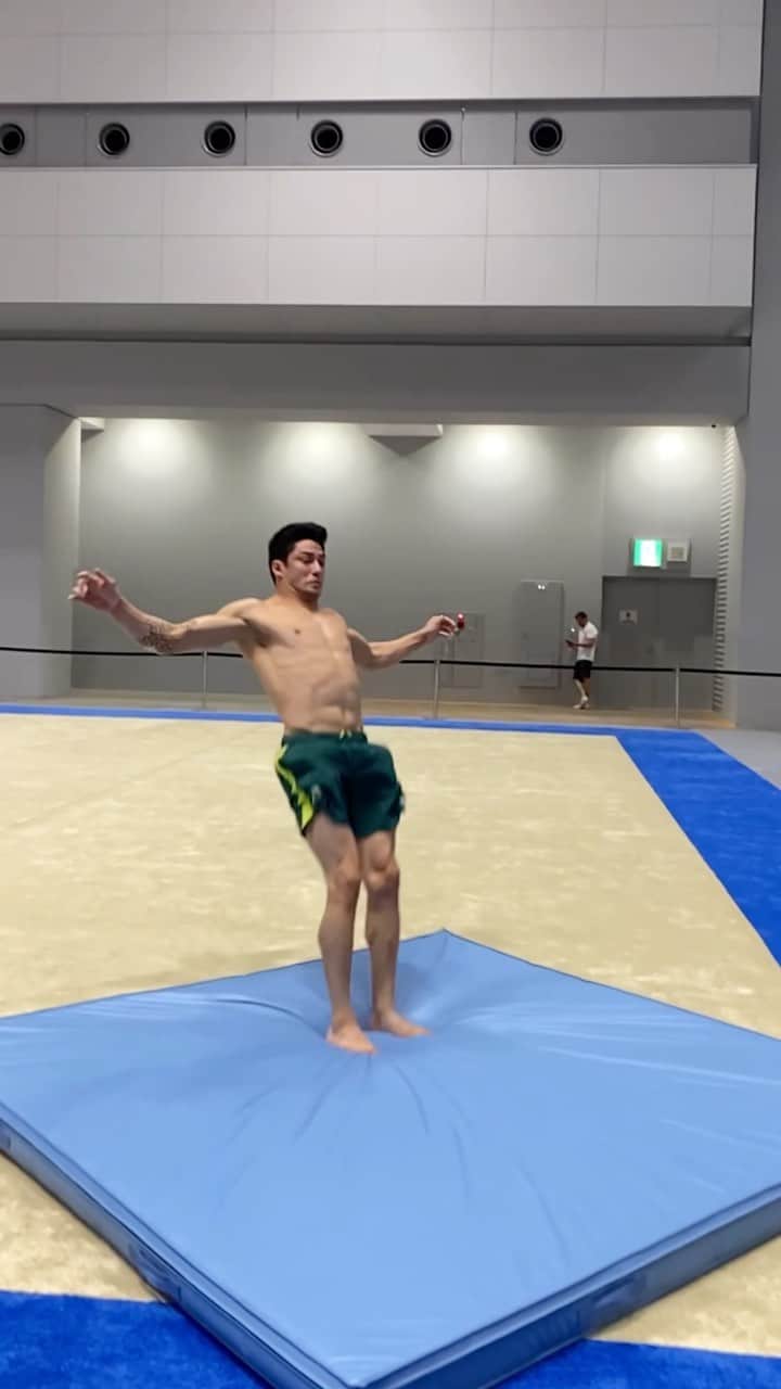アルトゥール・オヤカワ・マリアノのインスタグラム：「Training done ✅  Amanhã tem podium training 🔥🙏🏻 Vamo que vamo #reels #olympics #timebrasil #gymnastics #tokyo #gym #floor」