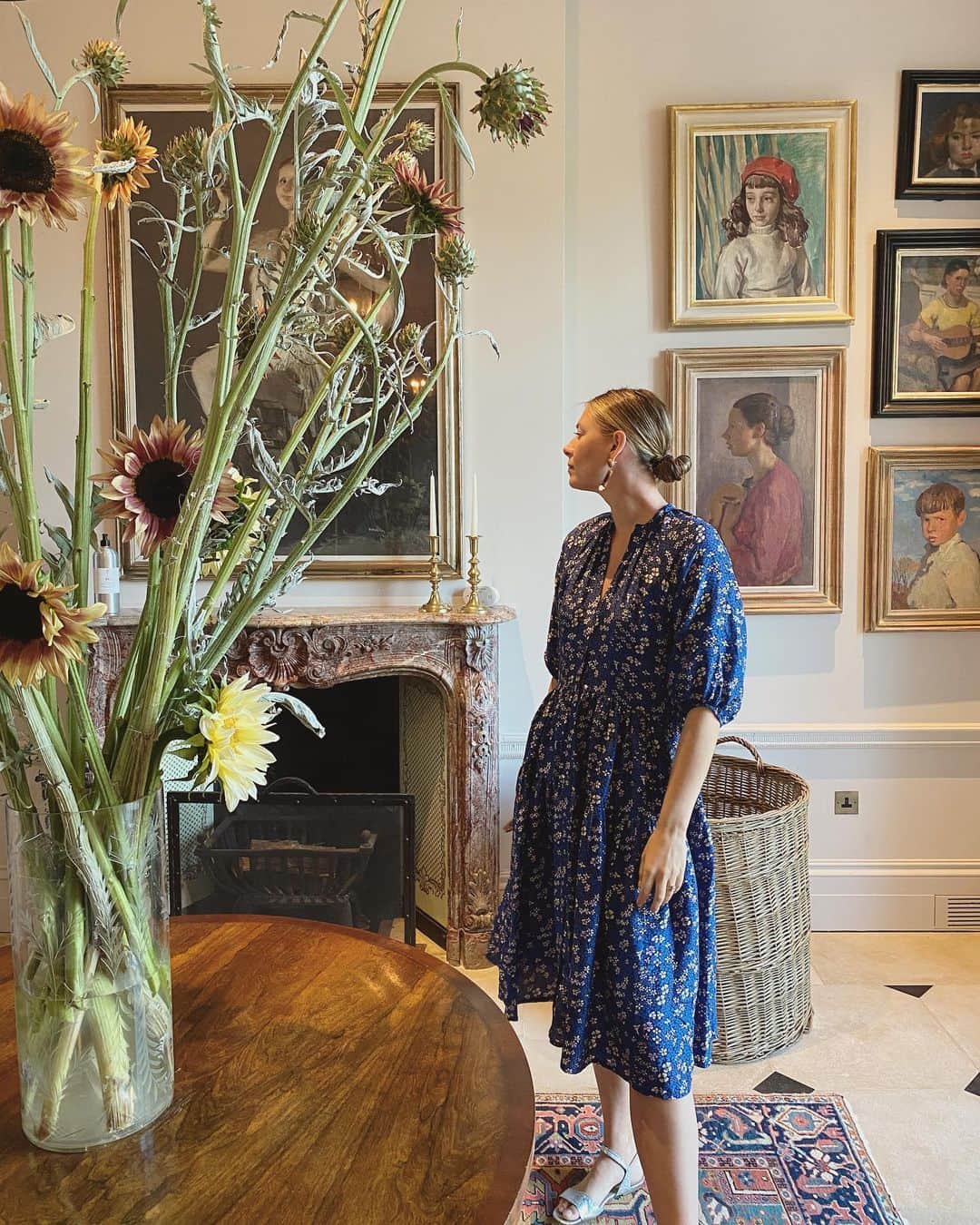 マリア・シャラポワのインスタグラム：「Nestled into @heckfield_place for an English summer’s weekend. Every little detail so elegantly crafted. And the first crop of sunflowers in every color imaginable🌻☀️」