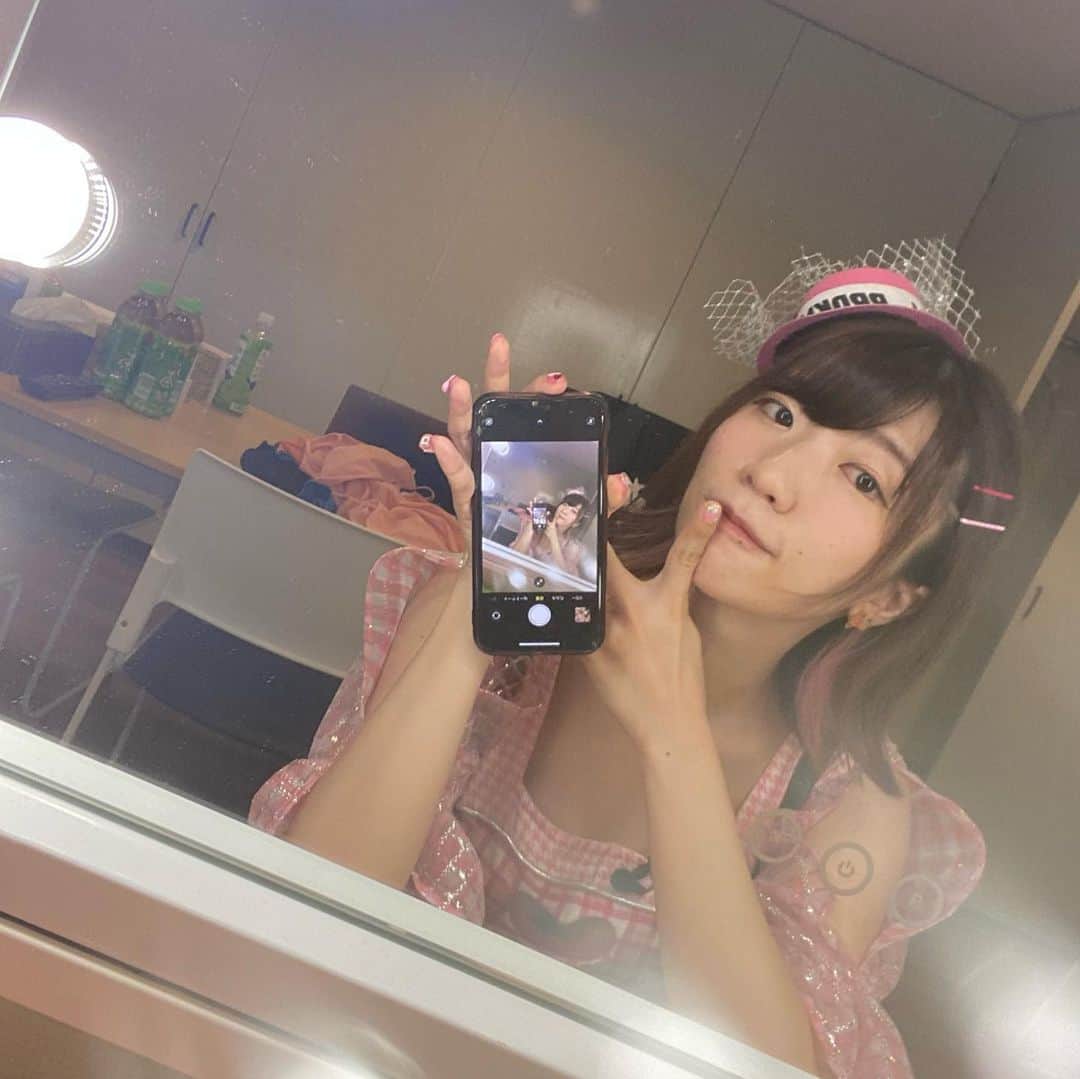 ぱいぱいでか美のインスタグラム：「でか美祭までにiPhoneなんとかします . インカメの魔術師みたいになってる🪄 修理……いやいっそ機種変…… 必ずやでか美祭までには綺麗なiPhoneで…… 外カメが使えて、インカメがぼけてなくて もっと優しくて、面白くて 私のこと大事にしてくれて、 いっつも話きいてくれて…… そんなiPhoneと一緒にいるようにします。 でか美祭、第三弾発表がありまして とんでもねぇ祭感出てきたのでぜひストーリー(ハイライト)から チェックしてください！！！ グッズも引き続きよろしくお願いします！ . #でか美祭 #ぱいぱいでか美 #でか美ちゃん #地獄のインカメ生活 #iPhone」