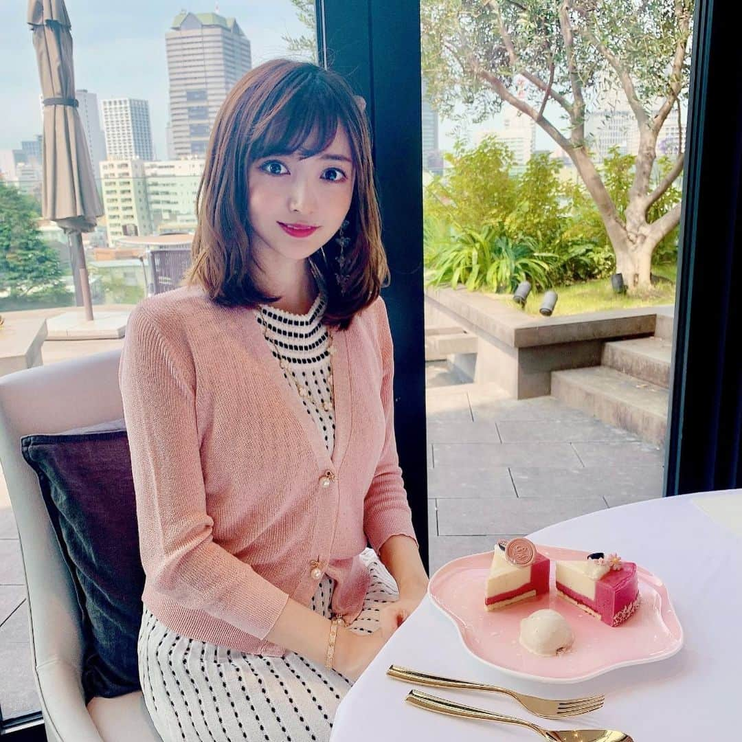 ゆうたむさんのインスタグラム写真 - (ゆうたむInstagram)「♡♡♡ . . . . お友達のお祝いの時の💓🥂 . . 今はたくさんは外出できないから 久しぶりの女子会でした✨😊🎀 (3、4ヶ月ぶりに会えた😂) . . . 会うといっぱい元気もらえるみんな💓大好きです💓 @an.an.0706  @anri_okita  @yuripi_813  . . . . #cordinate  cardigan: @selectshop.ecrea  onepiece: @doublestandard_official  . . . 梅雨明けで嬉しかったんだけど猛暑になってきましたね❗️☀️ . 正直真夏は苦手です！笑😂 . みなさんも体調に気をつけてね💫 . . . . #selectshopecrea  #philippemilletokyo  #フィリップミル #お誕生日祝い #생일 #생일케이크  #생일파티  #오오티디  #멋스타그램 #데일리룩」7月20日 21時20分 - yuutamu_non