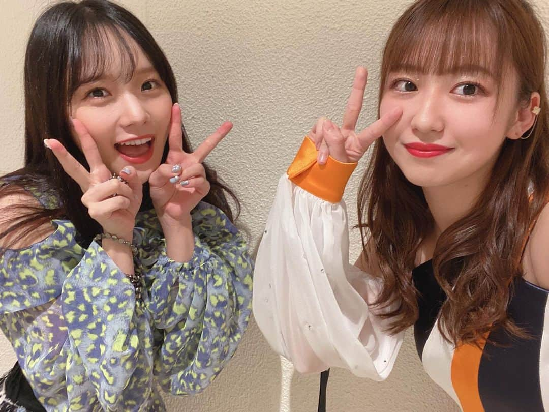 野中美希さんのインスタグラム写真 - (野中美希Instagram)「夏のハロー！プロジェクトコンサート最初の2ショットはまなかんと💭廊下で自撮りしてたら歩いてきたまなかんが指ハートを私に送ってくれたので自撮りに入ってもらいました🤭💗 . The first selfie with a member of H!P for the Summer Tour is Manakan 💭 She sent me a finger heart sign when I was taking a selfie in the hallway, so I asked her to join in the selfie🤭💗 . #helloproject#juicejuice#morningmusume21#ジュースジュース#モーニング娘21#稲場愛香 ちゃん#まなかん#野中美希#ちぇる#selfie#english#japan#💗」7月20日 21時28分 - miki_nonaka.official